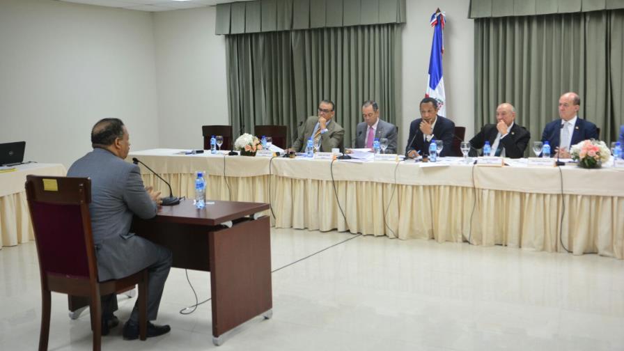 Comisión del Senado entrevista a Roberto Rosario