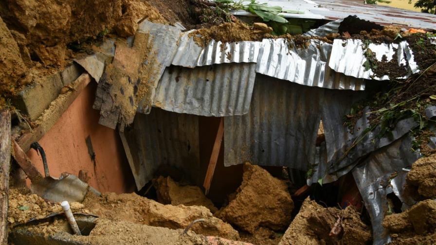 Hombre muere bajo deslizamiento de tierra en Santo Domingo Oeste