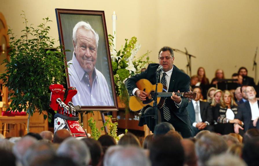 Miles se reúnen para despedirse de la leyenda del golf Arnold Palmer 