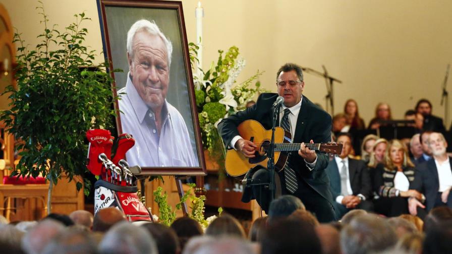 Miles se reúnen para despedirse de la leyenda del golf Arnold Palmer 