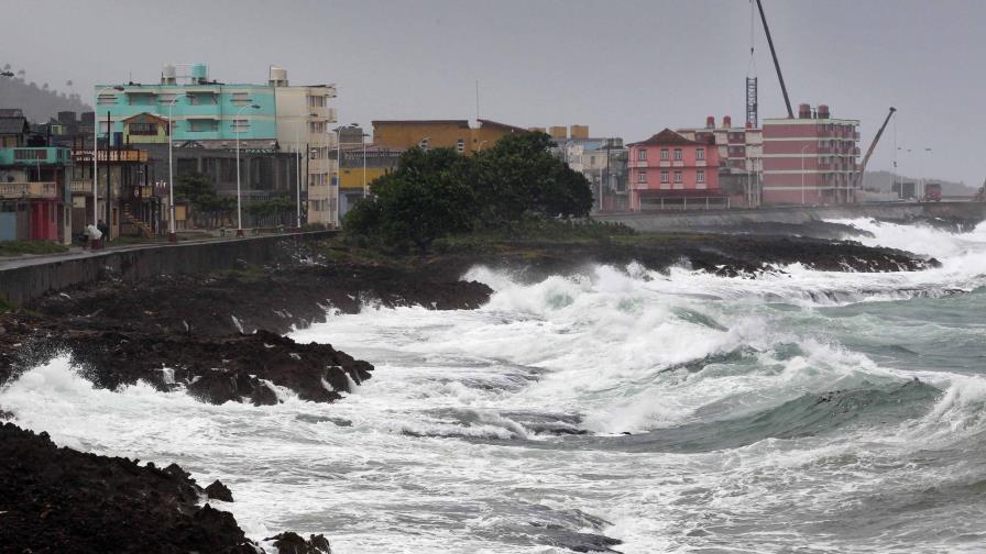 Huracán Matthew comienza a hacerse sentir con fuerza en el oriente de Cuba 