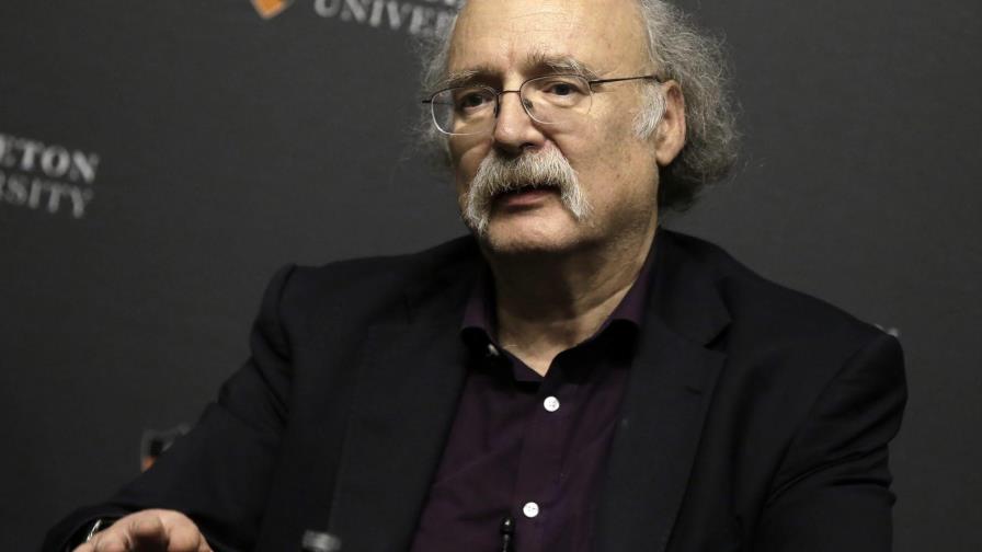 Nobel de Física dice que su mérito fue observar el problema desde otro ángulo 