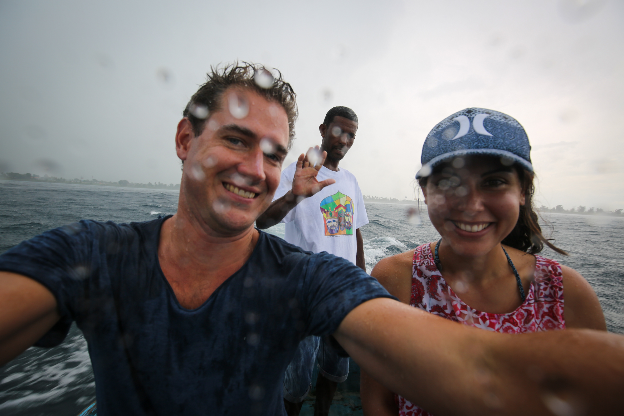 James y Danielle con Morenito antes de la inmersión.
