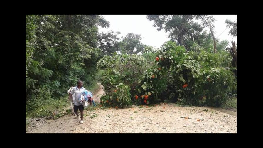 Matthew aísla comunidades en Hato Mayor 