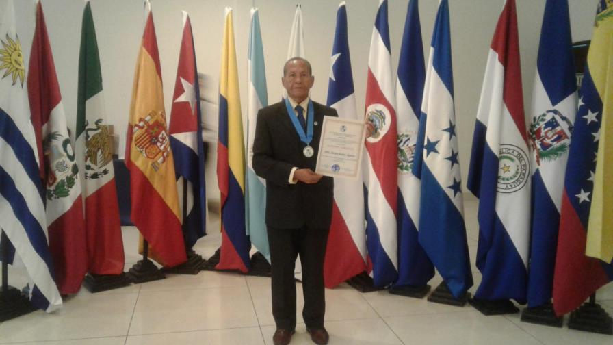 Confiarp distingue a periodista Santos Aquino Rubio