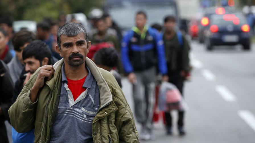 Migrantes caminan desde Serbia a la frontera con Hungría 