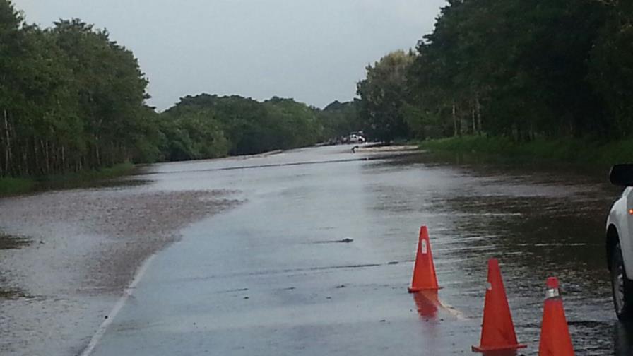 Crecida del río Yabacao bloquea el tránsito en la carretera de Samaná