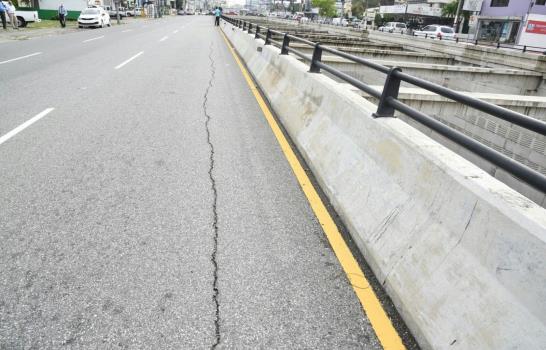 Grieta en asfalto de paso a desnivel en la avenida 27 de Febrero genera preocupación 