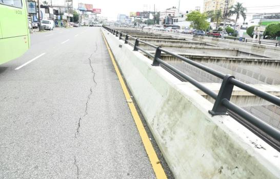 Grieta en asfalto de paso a desnivel en la avenida 27 de Febrero genera preocupación 
