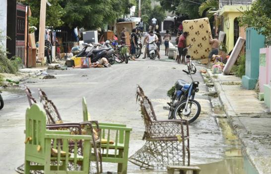 Crecida de arroyos levanta asfalto de carretera de Vicente Noble 