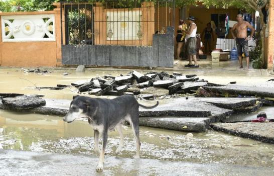 Crecida de arroyos levanta asfalto de carretera de Vicente Noble 