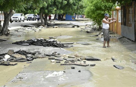 Crecida de arroyos levanta asfalto de carretera de Vicente Noble 