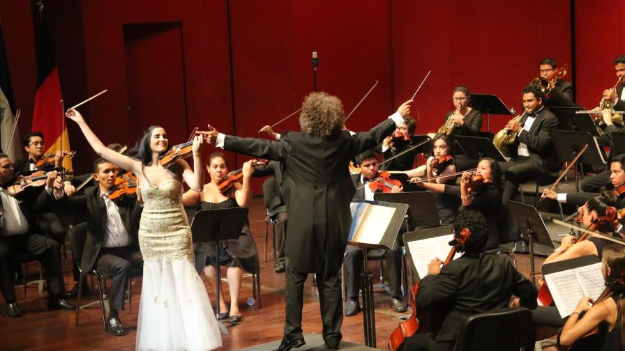 Aisha Syed se presenta en el Teatro Nacional de Nicaragua