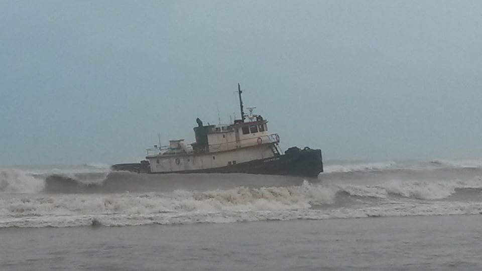 Uno de los barcos encallados en Pedernales.
