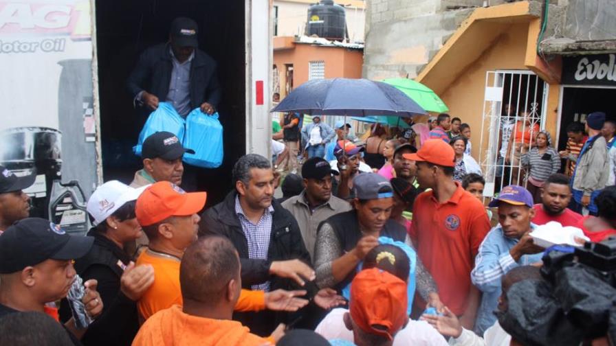 Diputado Luis Alberto Tejeda realiza operativo de ayudas afectadas por Matthew en Santo Domingo Este