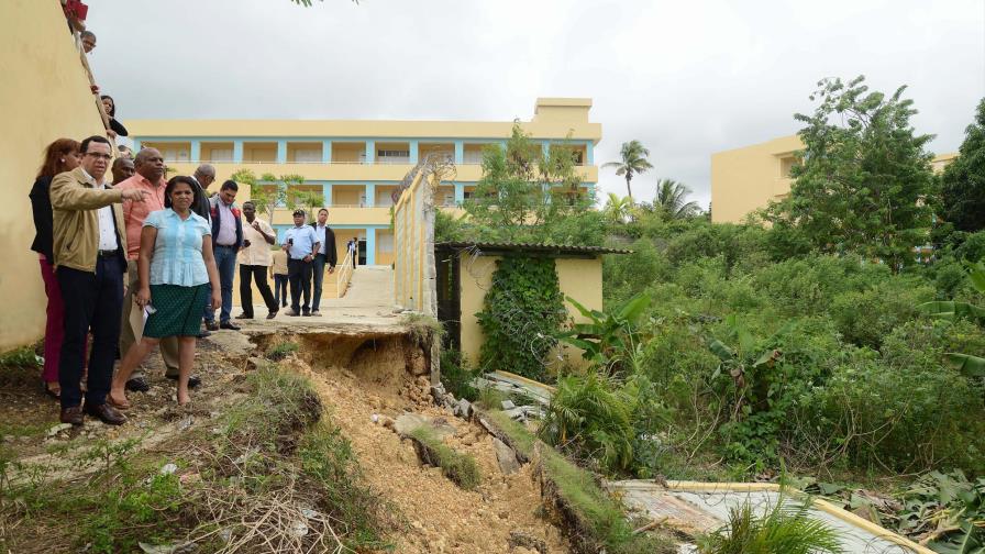 Ministro realiza recorrido por planteles escolares, para evaluar condiciones luego de Matthew 