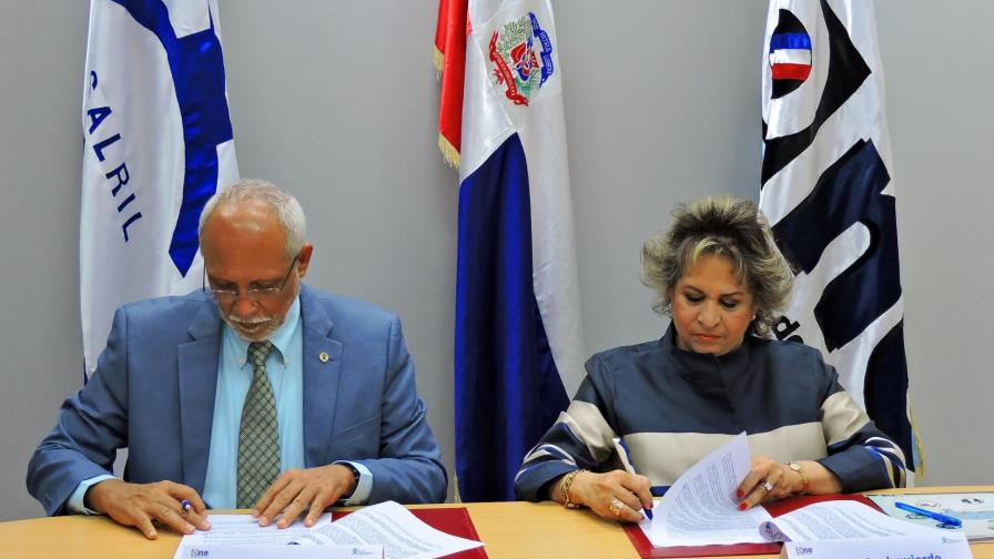 ONE y SISALRIL firman convenio para levantar datos sobre el Seguro Familiar de Salud