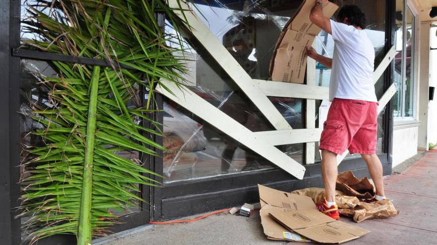 Huracán Matthew paraliza operaciones de aeropuertos del sur de Florida