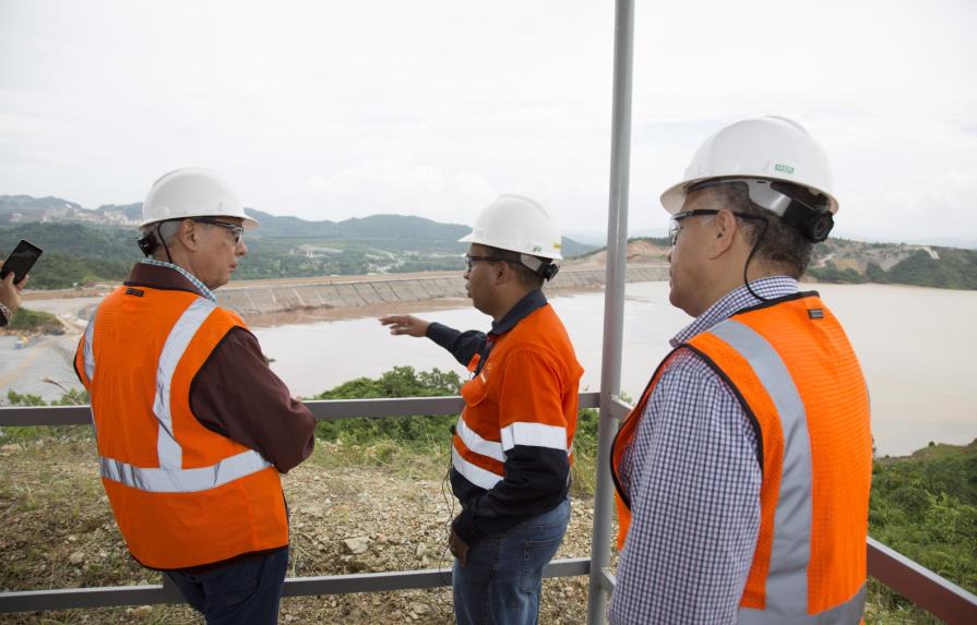 Técnicos del Ministerio de Energía y Minas supervisan presa El Llagal de Barrick, Pueblo Viejo 