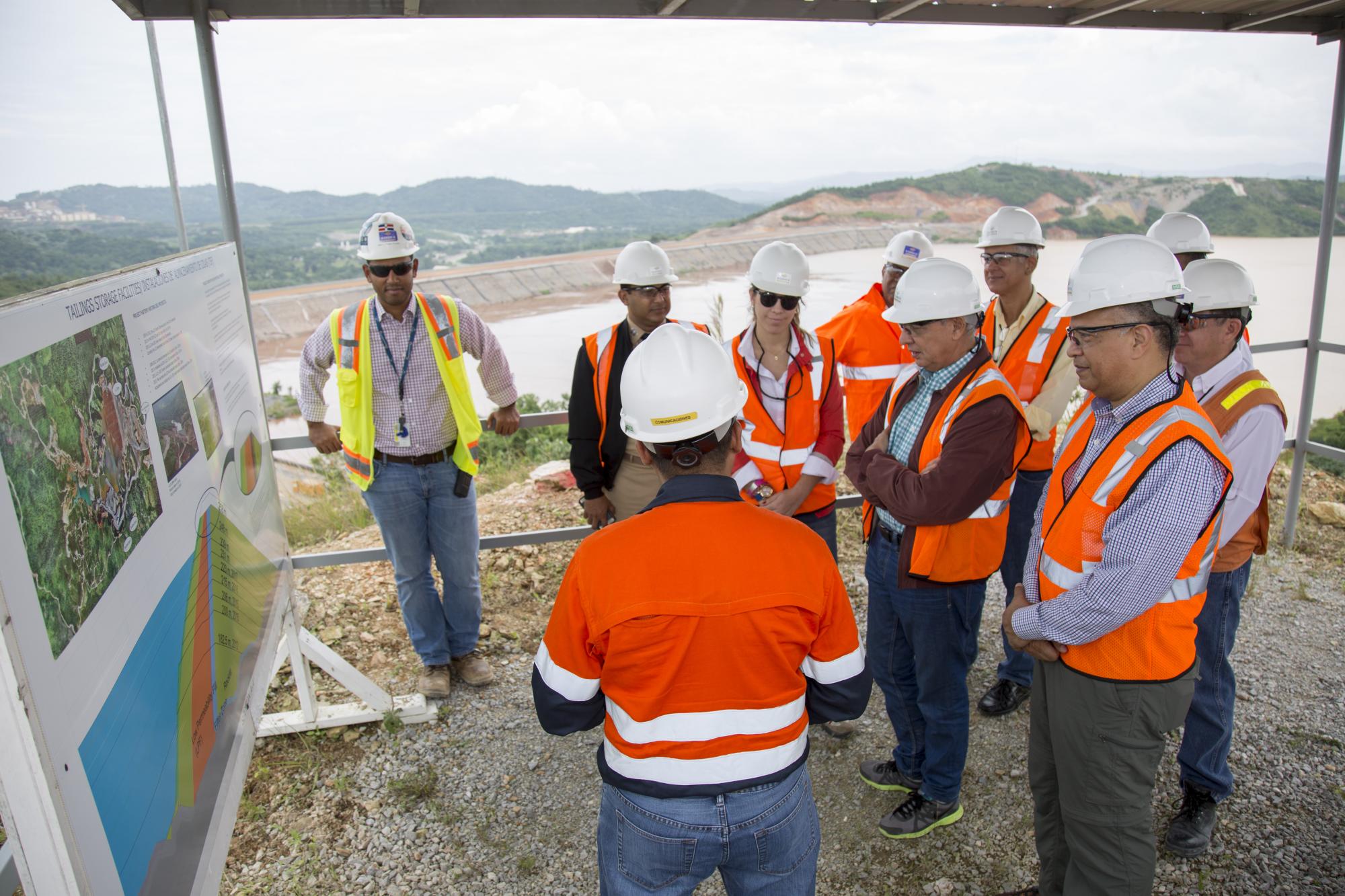 Funcionarios y técnicos del MEM reciben explicaciones sobre el manejo de la presa.
