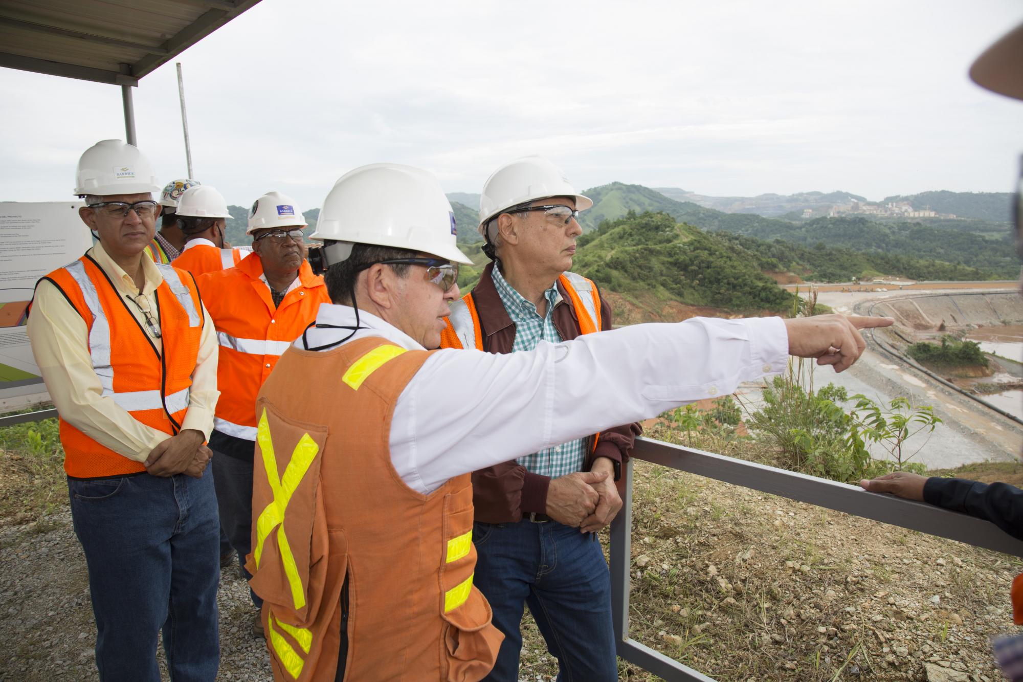 Méjico Ángeles (i) y el viceministro Ernesto Vilalta (d) en la presa El Llagal