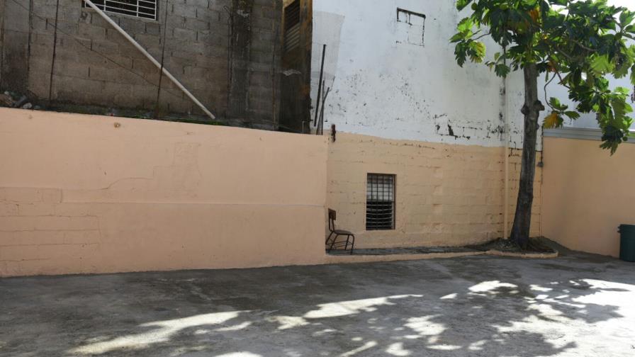 Muere menor al caer en callejón contiguo a su colegio