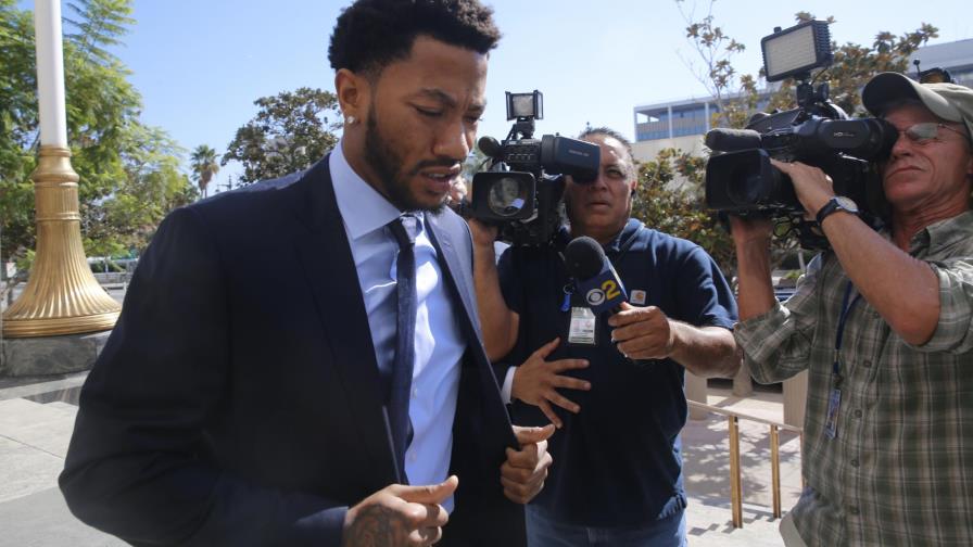 Mujer testifica en demanda por violación contra Derrick Rose 