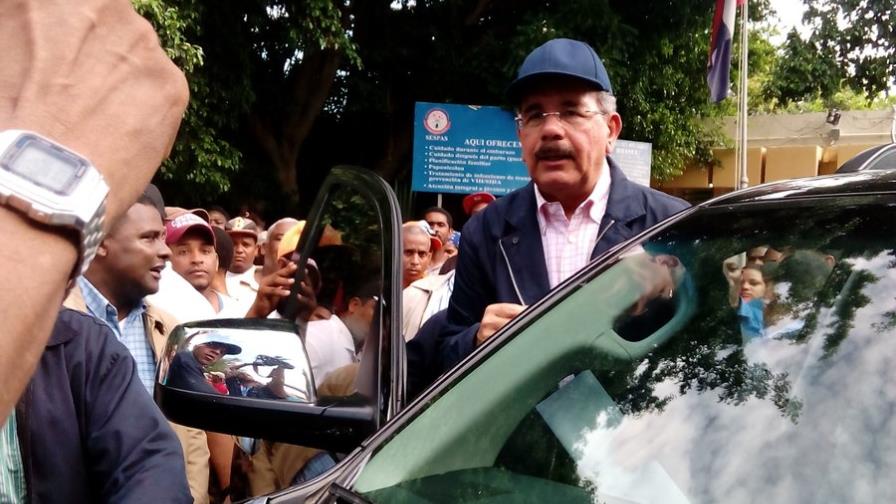 Presidente Medina visita Vicente Noble y dispone ayuda