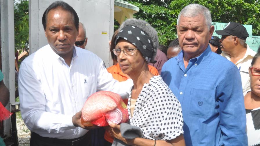 Inespre distribuye raciones alimenticias a afectados por lluvias de Matthew en las Caobas Inespre distribuye raciones alimenticias a afectados por lluvias de Matthew en las Caobas