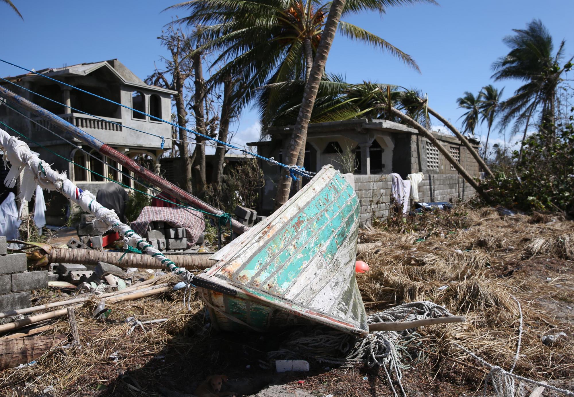 Un bote arrastrado tras el paso del huracán Matthew hoy, viernes 7 de octubre de 2016, en Playa Gelee (Haití). 