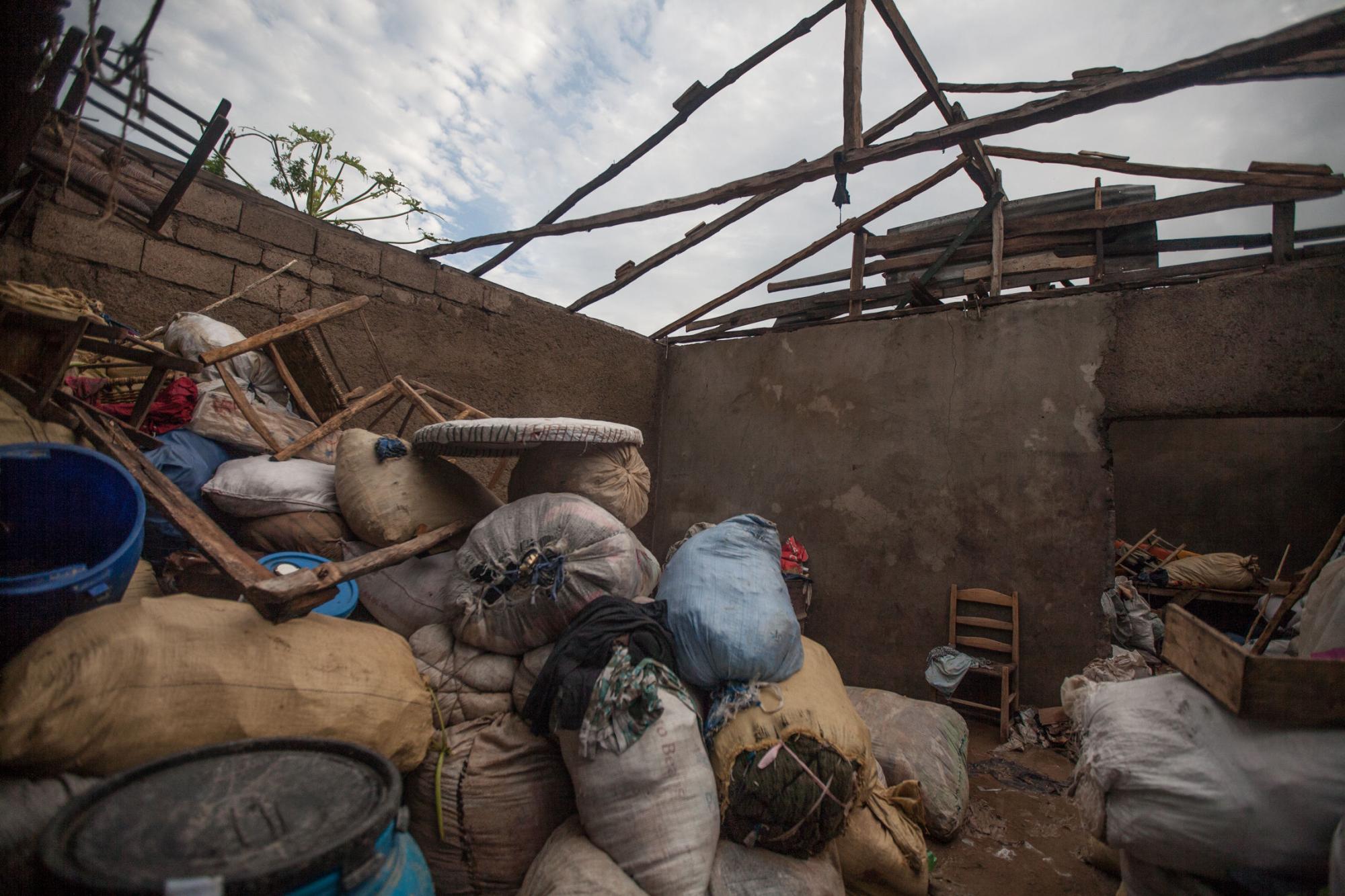 Vista de los escombros de una casa en la ciudad de Kavayon en el suroeste de Haití, después del paso del huracán Matthew por la isla.