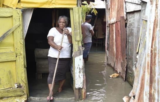 El drama de las decenas de familias desplazadas  que Matthew dejó en Santo Domingo Este