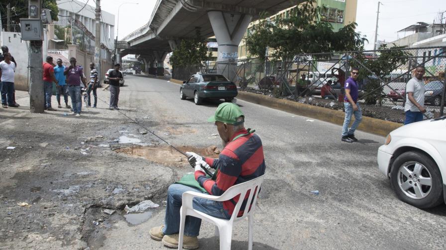 “Casi eternos” y visibles hoyos de la 27 de Febrero