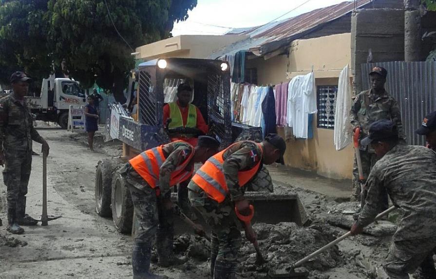 Extraen toneladas de lodo en Vicente Noble por crecida del río Moringa