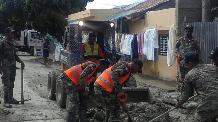 Extraen toneladas de lodo en Vicente Noble por crecida del río Moringa Extraen toneladas de lodo en Vicente Noble por crecida del río Moringa