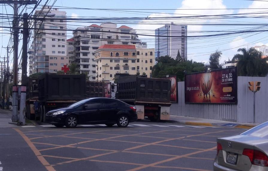 Camiones obstaculizan el tránsito en la calle Max Henríquez Ureña