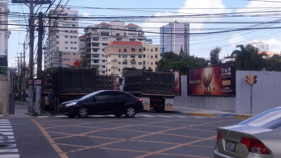 Camiones obstaculizan el tránsito en la calle Max Henríquez Ureña