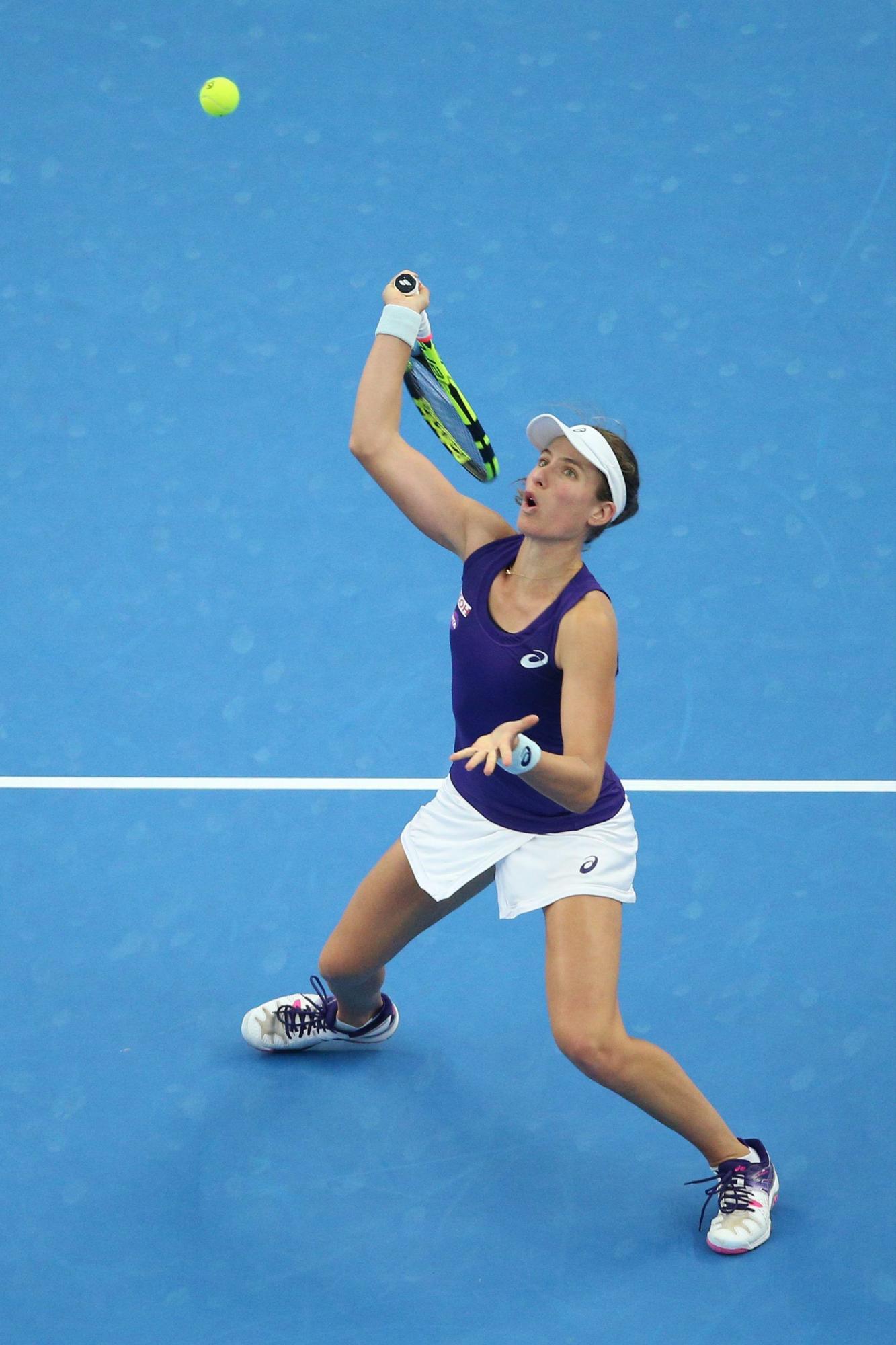 Johanna Konta en plena acción en el partido que perdió ante Agnieszka Radwanska por el primer lugar en el Abierto de China.