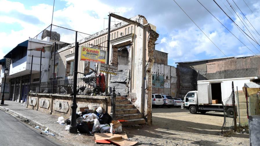 Convierten en parqueos de vehículos casas de arquitectura colonial centro de Santiago Convierten en parqueos de vehículos casas de arquitectura colonial centro de Santiago