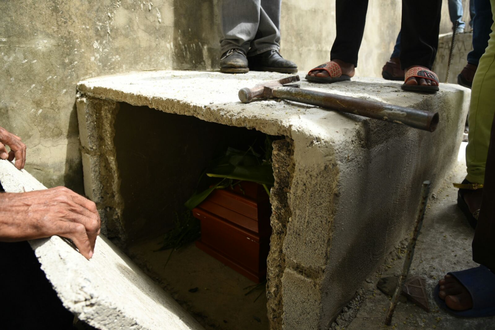 Momento en que se procedía a sellar la tumba de la fallecida.