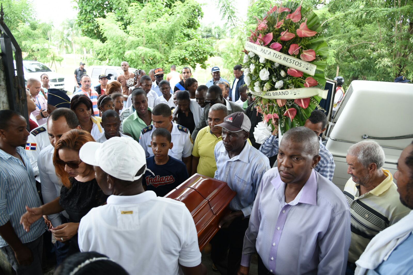 El féretro es sacado del carro fúnebre para su sepultura.