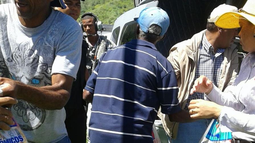 Gobierno lleva alimentos crudos a comunidades afectadas por Matthew 
