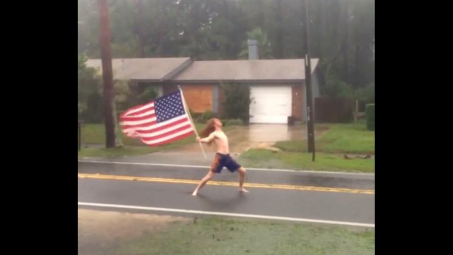Video de joven que desafió al huracán Matthew en Florida se vuelve viral 