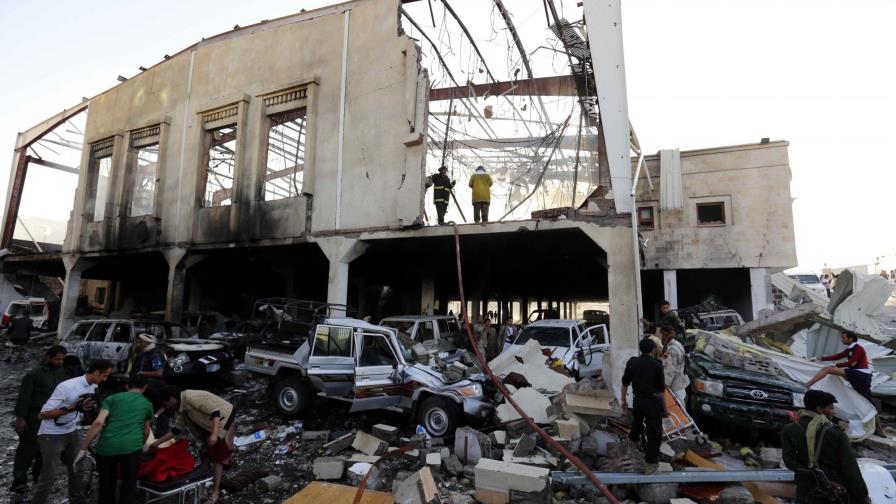 Marchan en Yemen por bombardeo que dejó decenas de muertos 