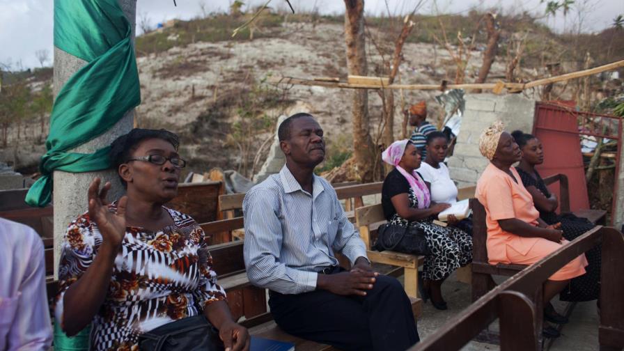 Haitianos oran en iglesias destruidas por el huracán Matthew 