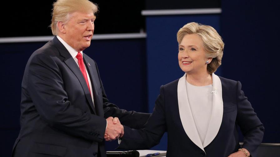 Clinton y Trump retoman la campaña tras virulento debate