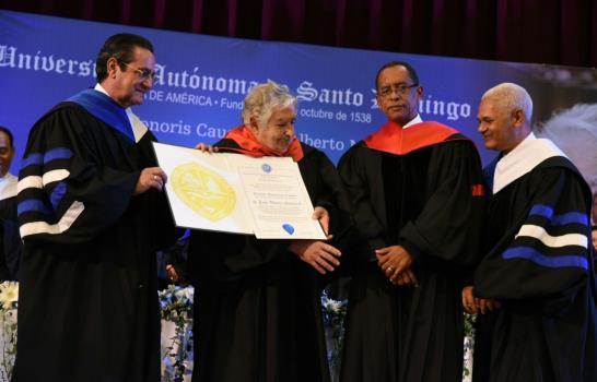 Mujica recibe título Doctor Honoris Causa de la UASD