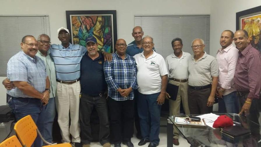 Gestionan celebración ‘Centenario del Baloncesto’ en RD