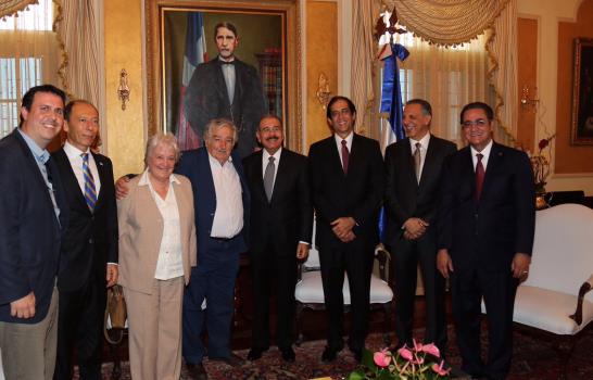 Mujica realiza visita de cortesía al presidente Medina