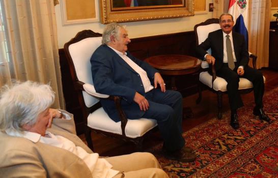Mujica realiza visita de cortesía al presidente Medina